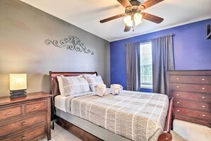 4 bedrooms, iron/ironing board, bed sheets - Riverview Abode w/ Large Backyard & Fire Pit! (Riverview)