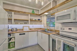 Microwave, oven, stovetop, dishwasher - Vero Beach Oasis < 7 Mi to South Beach Park! (Vero Beach)