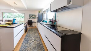 Kjøleskap, mikrobølgeovn, ovn og oppvaskmaskin