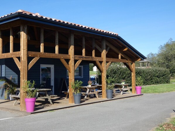 Outdoor dining - La Pibale - Orist - Gîte (ORIST)
