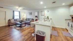 Un apartamento moderno con sala de estar, cocina y comedor.