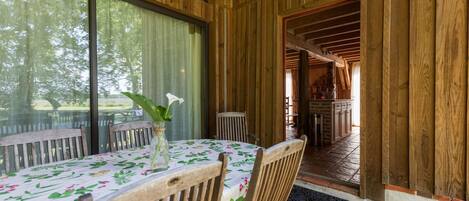 屋外ダイニングエリア