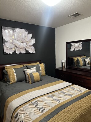 3 bedrooms, iron/ironing board, WiFi, bed sheets - Adorable Riverside Home (Austin)