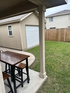 Outdoor dining - Adorable Riverside Home (Austin)
