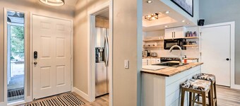 Modern Sunriver Home w/ Hot Tub: Ski, Hike & Bike!