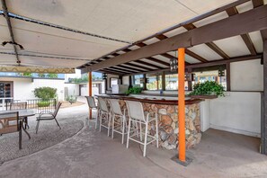 Outdoor dining - Palm Springs Contemporary Condo w/ Community Pool! (Palm Springs)