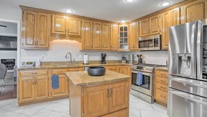 Private kitchen - Soddy-daisy Retreat w/ Grill + Screened Patio (Soddy-Daisy)