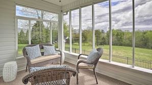 Interior - Soddy-daisy Retreat w/ Grill + Screened Patio (Soddy-Daisy)
