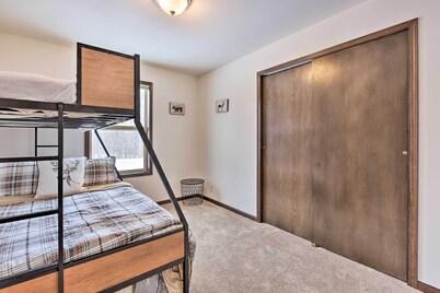 Family-friendly Lakefront Home With Deck!