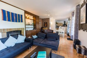 Een televisie en tafelvoetbal