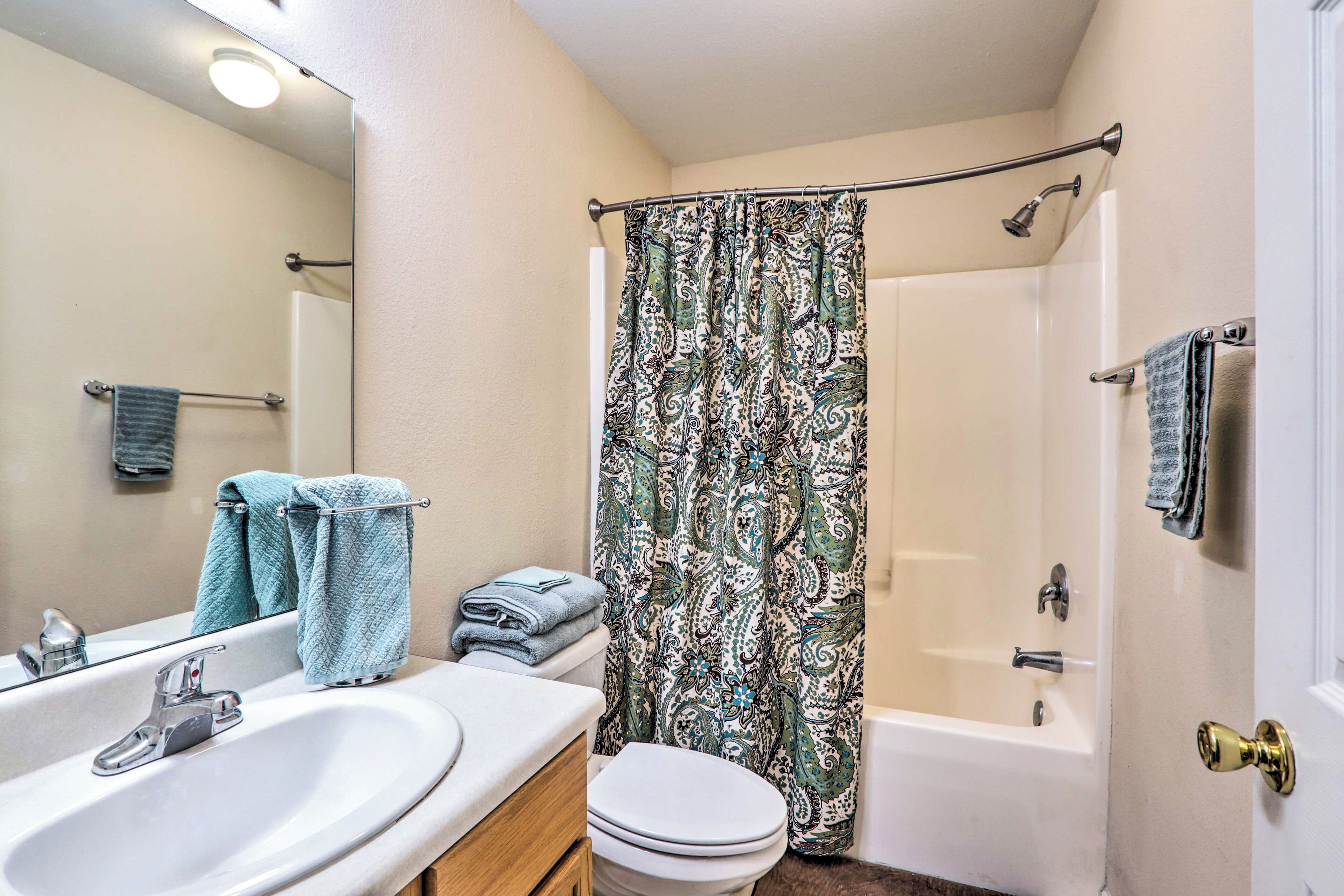 Une salle de bain avec un lavabo, des toilettes et une baignoire.