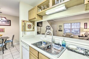 Interior - Tallahassee Townhome 4 Mi to College Town! (Tallahassee)