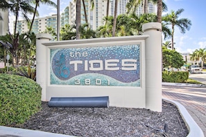 Apartment (1 Bedroom) | Interior - Ocean-view Balcony: Beachfront Hollywood Apt! (Hollywood)