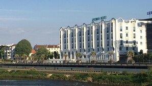 Ein mehrstöckiges Hotel mit moderner Architektur, erkennbar an der auffälligen Beschilderung über dem Eingang.