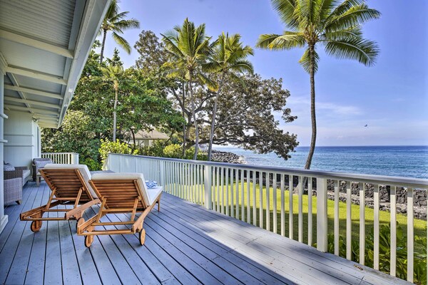 Bright & Airy Beach House W/ Oceanfront Views - Kailua-Kona, HI