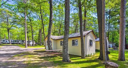 Stone Lake Cabin: Grill & Access to Fishing!
