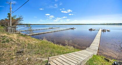 Stone Lake Cabin: Grill & Access to Fishing!