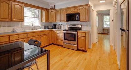 7 Mi to Downtown Providence: Quiet Apt in Seekonk