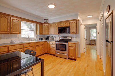 7 Mi to Downtown Providence: Quiet Apt in Seekonk