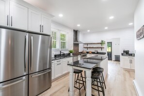 Fridge, microwave, oven, stovetop - 8 bedroom Manor - Hot Tub - Game Room - Fire Pit - Sleeps 22 (Mount Pocono)