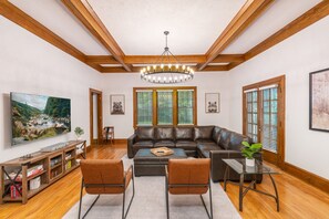 Smart TV - 8 bedroom Manor - Hot Tub - Game Room - Fire Pit - Sleeps 22 (Mount Pocono)