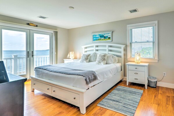 House (3 Bedrooms) | Interior - Private Beach! Oceanfront Escape in Mattapoisett (Mattapoisett)