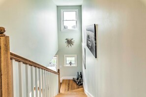 House (3 Bedrooms) | Interior - Private Beach! Oceanfront Escape in Mattapoisett (Mattapoisett)