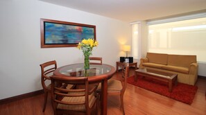 เครื่องนอนระดับพรีเมียม, ผ้านวมขนเป็ด, มินิบาร์, ตู้นิรภัยในห้องพัก