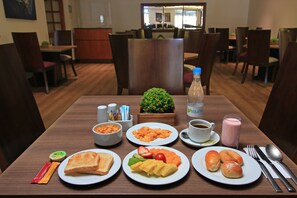 Tägliches inbegriffenes kontinentales Frühstück
