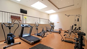 A gym with treadmills, stationary bikes, and weight machines. - Hotel Windsor House Inn By GEH Suites (Bogotá)
