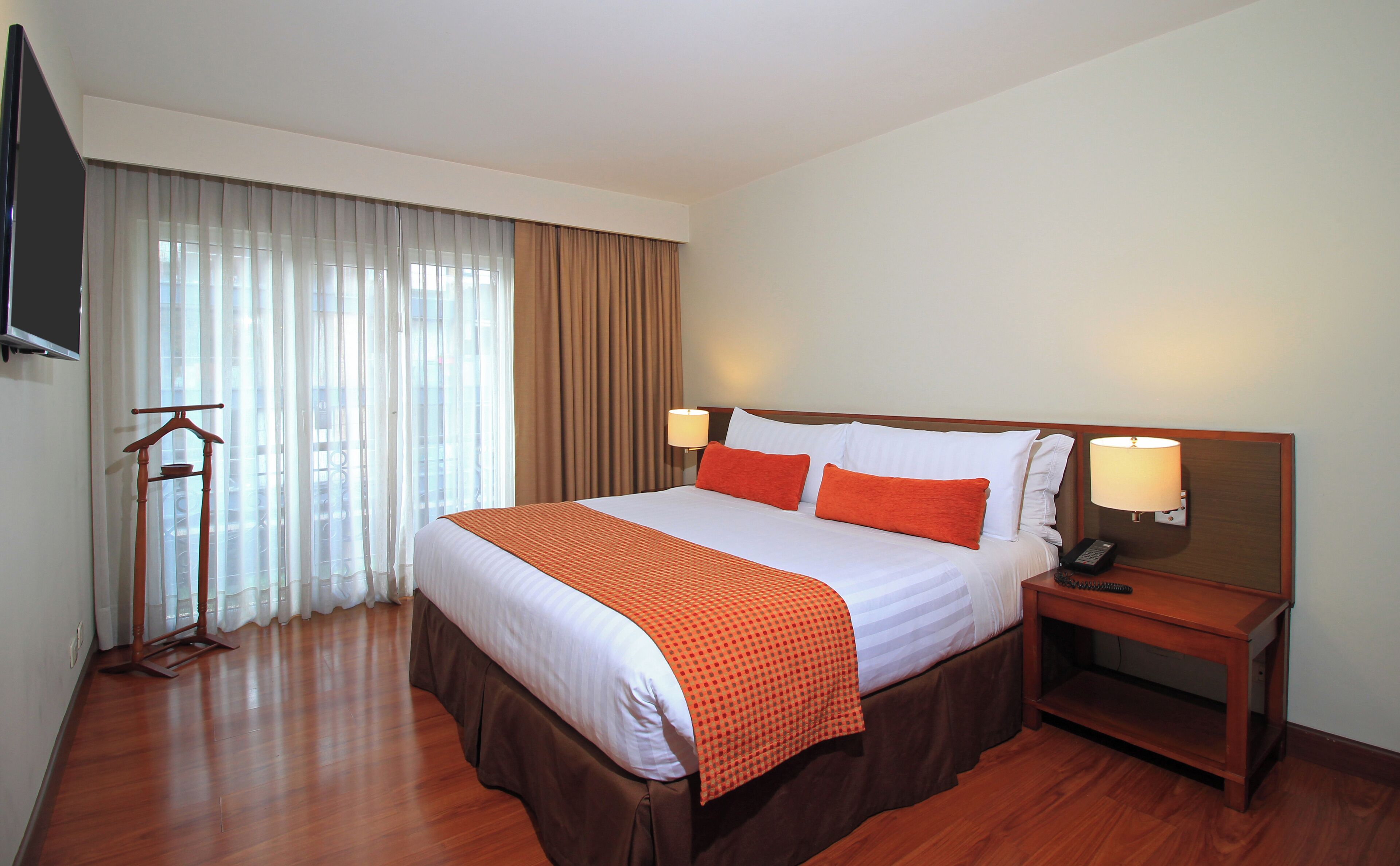 Premium-sengetøj, dundyner, minibar, pengeskab på værelset