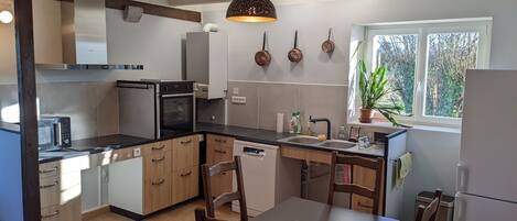 Frigorifero, microonde, forno, piano cottura