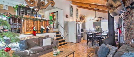 Televisión, chimenea, tenis de mesa y libros