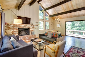 Fernseher, Kamin, Bücher