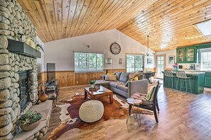 Ferienhaus (3 Bedrooms) | Wohnbereich | Fernseher, Kamin, Bücher