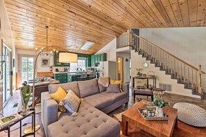 TV, fireplace, books - Calming Twin Peaks Family Retreat w/ Views! (Twin Peaks)