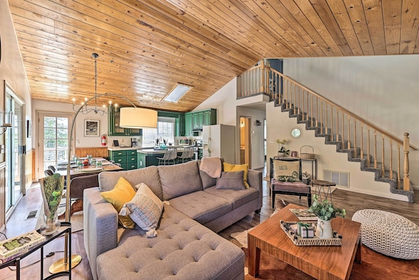 Fernseher, Kamin, Bücher