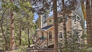 A cabin with a deck, surrounded by tall trees. - Calming Twin Peaks Family Retreat w/ Views! (Twin Peaks)