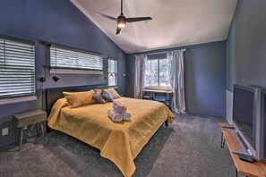 3 bedrooms, desk, laptop workspace, free cots/infant beds - Calming Twin Peaks Family Retreat w/ Views! (Twin Peaks)