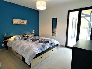 Lit parapluie, Wi-Fi, draps fournis