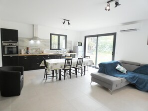 Télévision, baby-foot