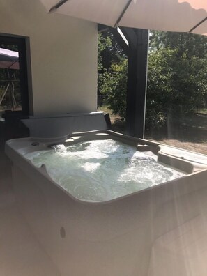 Bain à remous extérieur