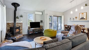 TV, fireplace, offices