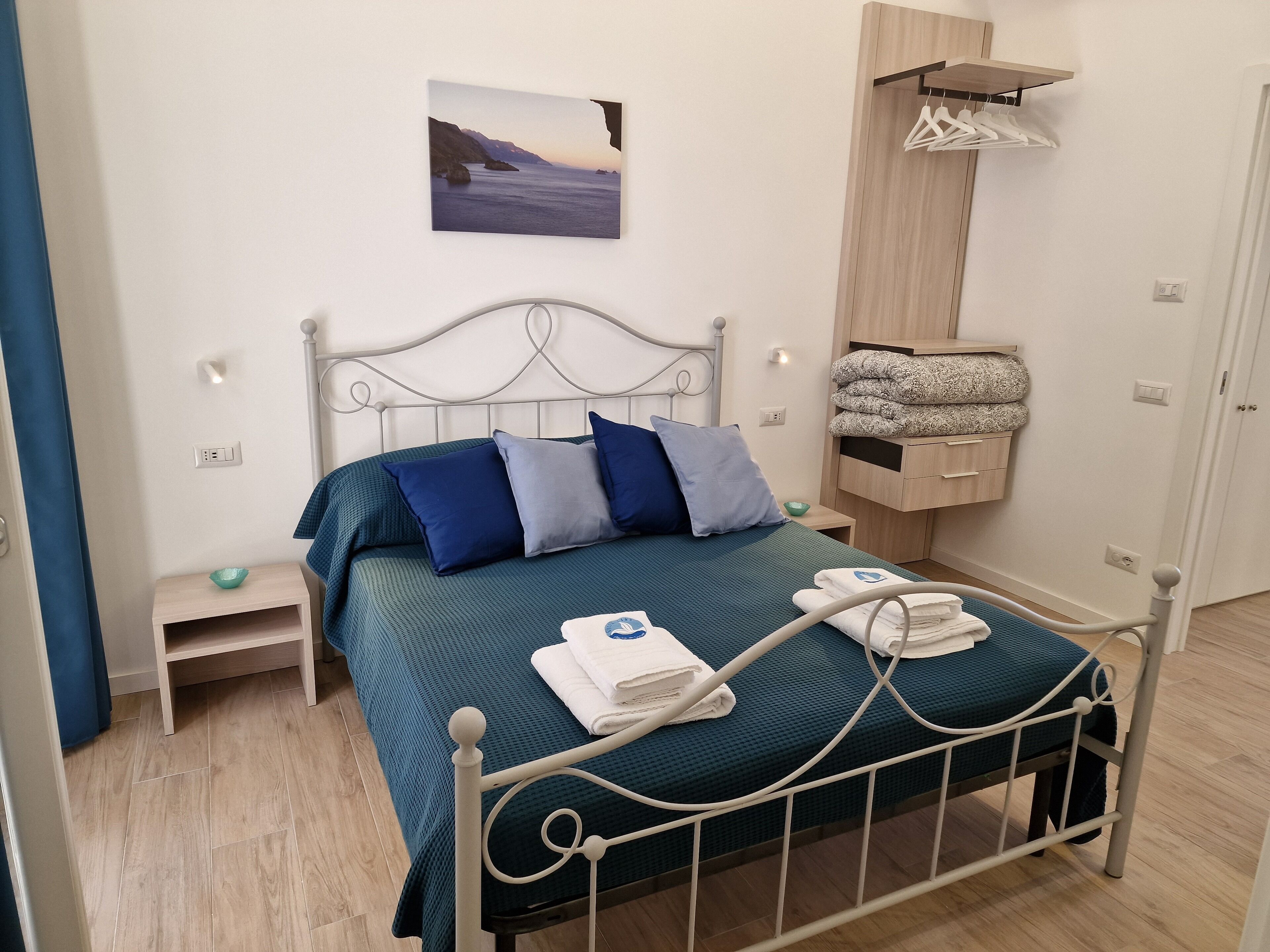 2 habitaciones, caja de seguridad en la habitación y escritorio 