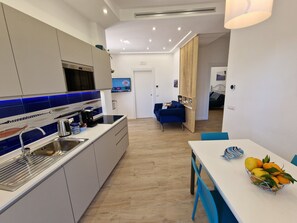 Réfrigérateur, four à micro-ondes, surface de cuisson, lave-vaisselle