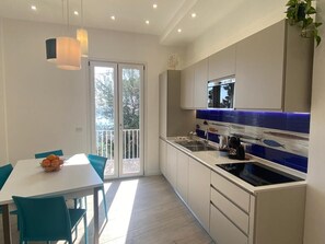 Kühlschrank, Mikrowelle, Herdplatte, Geschirrspüler