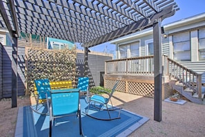 Un patio couvert agrémenté d’une pergola, de meubles d’extérieur et d’une terrasse en bois.