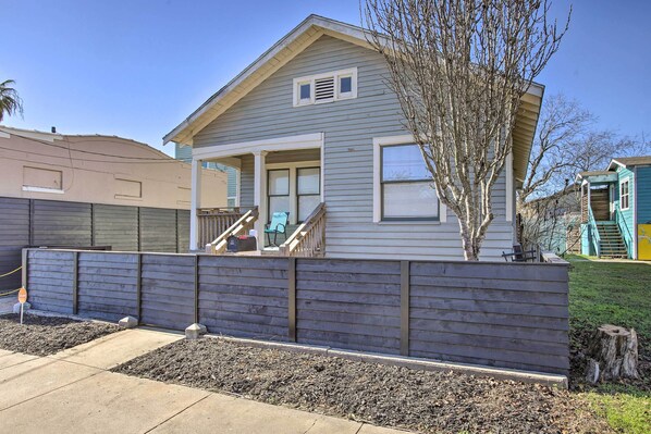 Interior - < 2 Mi to Pleasure Pier: Cozy Beach Bungalow (Galveston)