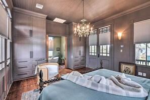 4 bedrooms, iron/ironing board, free cots/infant beds, bed sheets - Stunning Historic Home < 4 Mi to Beaches! (Galveston)