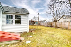 Interior - 2 Mi to Beach: Walkable Coastal Gem in Hyannis! (Hyannis)